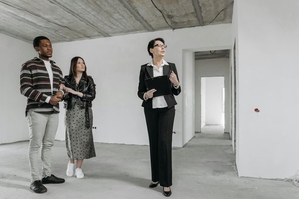 Quels sont les avantages des stores solaires pour les grandes baies vitrées ?