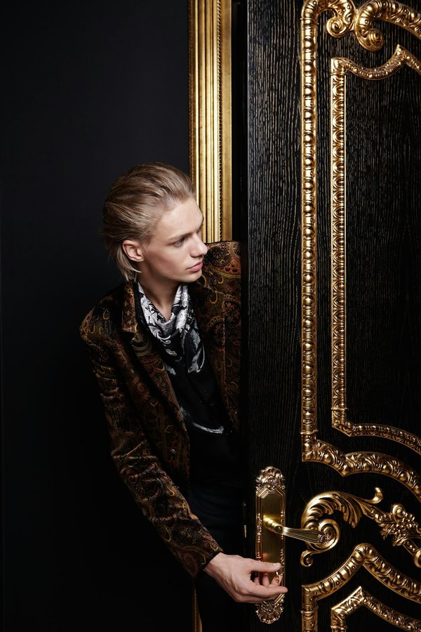 Papier peint noir et or: élégance audacieuse pour votre intérieur